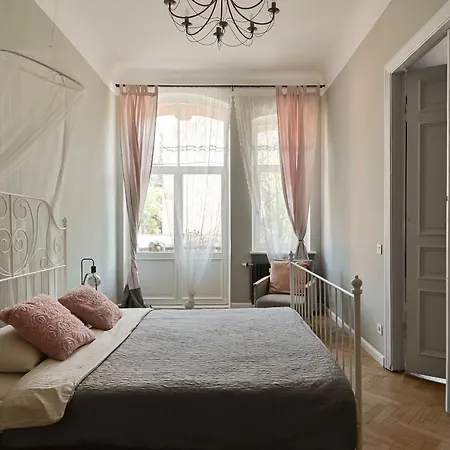 Lejlighed Modern In Historical Building With Car Parking!