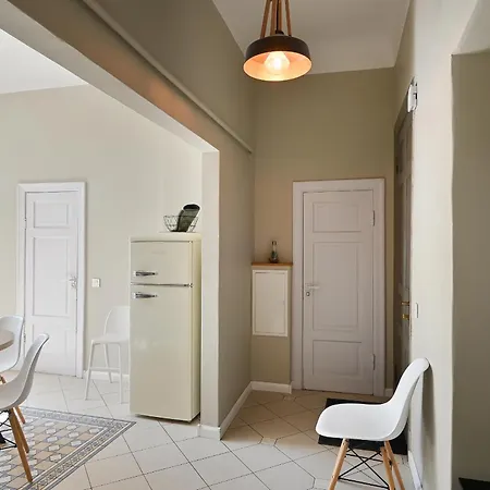 Modern In Historical Building With Car Parking! Lejlighed