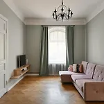 Modern In Historical Building With Car Parking! Appartamento